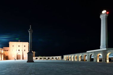 Meydanın gece manzarası ve Leuca 'lı Aziz Meryem' e adanmış katedral Lecce ilindeki tarihi kasabanın koruyucu azizi..