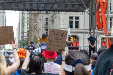 Silahları protesto eden büyük bir kalabalık. Brooklyn 'deki Cadman Plaza' dan Brooklyn Köprüsü üzerinden New York 'a yürüyorum. Hayatımızın üzerinden yürü Protesto et.