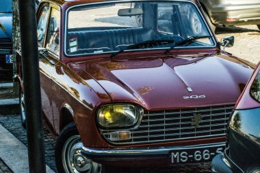 Sarı ışıkları olan eski kırmızı araba. Peugeot 204