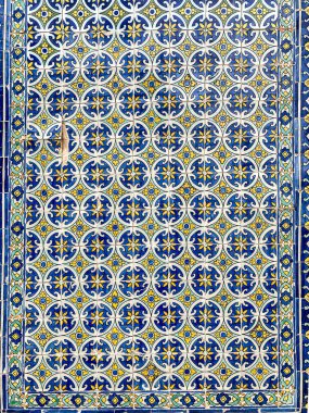 Azulejo. Geleneksel fayanslar Portekiz 'de duvarları ve zemini süslemek için kullanılırdı.