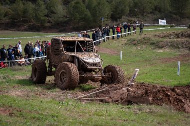 Sarı Jeep tabanlı prototip ATV devrede