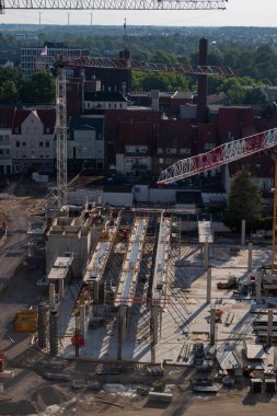 Gündüz inşaat alanının dikey görüntüsü..