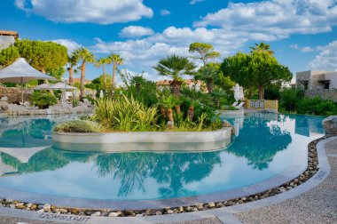 Yunanistan 'da tatiller, güzel tatil oteli Costa Navarino, Yunanistan' da lüks bir seyahat merkezi ve dünya kadar otantik deneyim sunuyor.