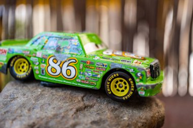 Bir Mattel Chick Hicks oyuncak yarış arabası Disney Pixar Cars filminden bir kaya üzerinde
