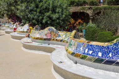 Bir yaz günü, Barcelona 'da Antoni Gaudi tarafından tasarlanan Guell Parkı.