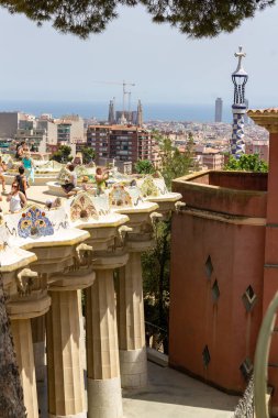 İspanya 'nın Barselona kentindeki Park Guell' in ana terasındaki birçok turist. Seyahat kavramı