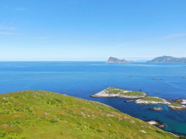 Dağların yakınında güzel bir göl manzarası.