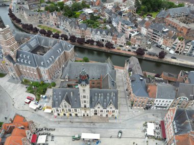 Belçika 'nın Dendermonde kentindeki bir nehrin yakınındaki çan kulesinin hava görüntüsü.