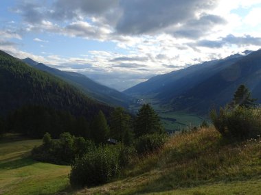 Güzel bir dağ manzarası büyüleyici bir manzara.