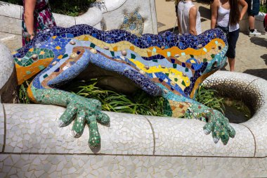 Bir ejderha çeşmesi, Gaudi 'nin çok renkli mozaik semenderi Park Guell, Barselona, İspanya' da. Şans ve mutluluğun sembolü.