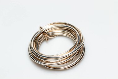 Mücevherler için gümüş kablo beyaz arkaplanda izole.