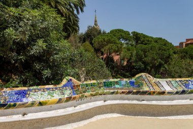 Bir yaz günü, Barcelona 'da Antoni Gaudi tarafından tasarlanan Guell Parkı.