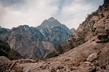 Bulutlu bir günde güzel dağların havadan görünüşü