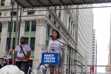 Silahları protesto eden büyük bir kalabalık. Brooklyn 'deki Cadman Plaza' dan Brooklyn Köprüsü üzerinden New York 'a yürüyorum. Hayatımızın üzerinden yürü Protesto et.