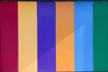 Açık havada parlak renkli çizgiler ve gün ışığında açık renkli gölgeler.