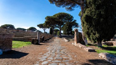 Ostia Antica, antik Roma liman şehrinin bulunduğu modern Ostia kasabasına yakın büyük bir arkeoloji alanıdır..