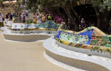 İspanya 'nın Barselona şehrinde bir yaz gününde mimar Gaudi' den güzel bir Park Guell.