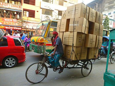 Dhaka Bangladeş 'te aşırı yüklü bisiklet triportörü Dhaka çevresinde en yaygın ulaşım yoludur.