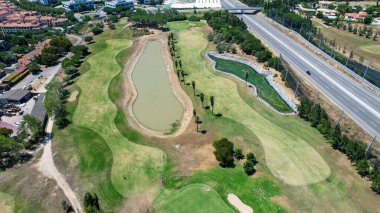 Evlerin ortasındaki bir golf sahasının manzarası. Portekiz.