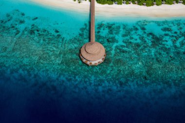 Maldivler sahilindeki bir tatil köyünün havadan görüntüsü.