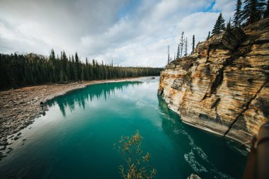 Kanada Banff 'taki Louise Alberta gölünün hava aracı görüntüleri.