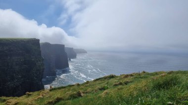 İrlanda 'da güneşin doğuşundaki muhteşem Moher uçurumlarının güzel manzarası