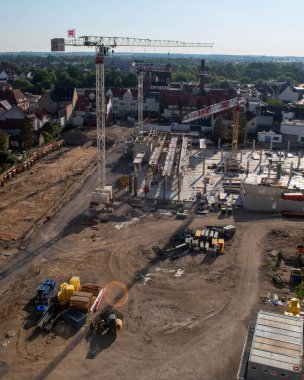 İnşaat alanının gündüz çekilmiş bir fotoğrafı..