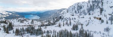 Donner Gölü kışın karın altında, Nevada 'da.
