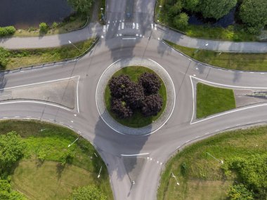 Trafik kavşağının kuş bakışı manzarası, yollar, arabasız şeritler ve Partille 'de bir patika. İsveç 'te hava ve insansız hava aracı fotoğrafları çekildi..
