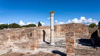Ostia Antica, antik Roma liman şehrinin bulunduğu modern Ostia kasabasına yakın büyük bir arkeoloji alanıdır..