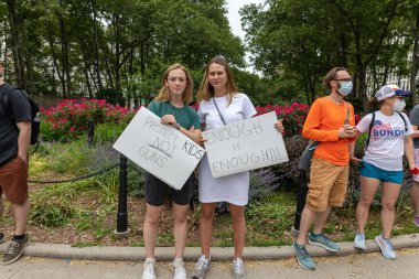 Silahları protesto eden büyük bir kalabalık. Brooklyn 'deki Cadman Plaza' dan Brooklyn Köprüsü üzerinden New York 'a yürüyorum. Hayatımızın üzerinden yürü Protesto et.
