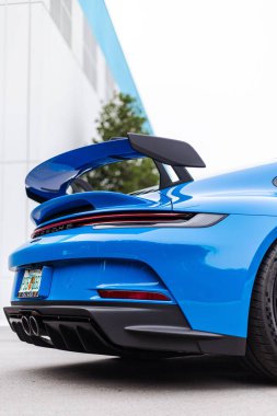Hızlı bir Porsche GT3992 911 Carrera köpekbalığı mavi spor arabası.