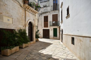 Casamassima 'da küçük bir sokak, İtalya' nın Puglia bölgesinde mavi renkli evleri olan bir köy..