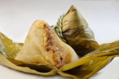 Zongzi ya da yapışkan pirinç köftesi, bambu yapraklarına sarılmış farklı dolgularla doldurulmuş glutinöz pirinçten yapılmış geleneksel bir Çin pirinç yemeği.