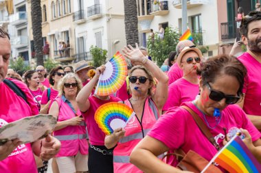 Sitges, İspanya - 12 Haziran 2022: İspanya 'da Onur Yürüyüşü' nü kutlayan kadınlar.
