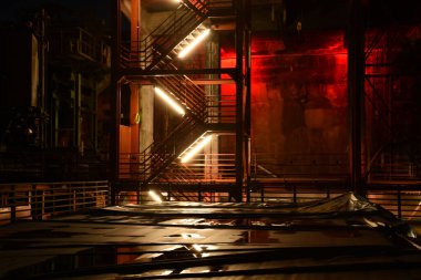 Almanya 'nın Essen kentindeki Zollverein kömür ocağında geceleri yanan kırmızı bir metal merdiven.