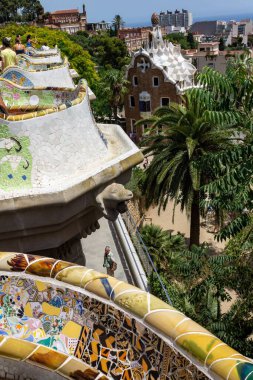 İspanya 'nın Barselona kentindeki Park Guell' in ana terasındaki birçok turist. Seyahat kavramı