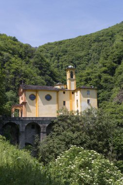 Brissago, İsviçre 'deki Kutsal Dağ ve Saint Maria Addolorata kilisesinin dikey çekimi.