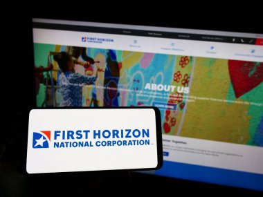 Amerikan First Horizon Corporation (FHN) şirketinin logosunun bulunduğu cep telefonu web sayfasının önünde ekranda. Telefon ekranına odaklan.