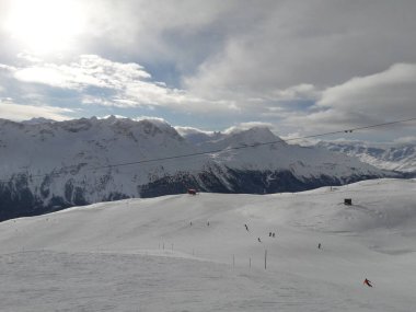 Kışın St. Moritz 'de kayak yapmak.