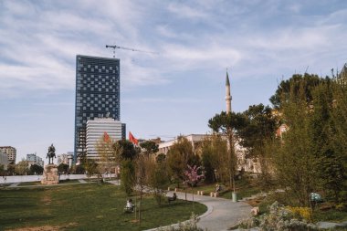 Arnavutluk 'un başkenti Tiran' daki Skanderbeg Meydanı 'ndaki modern binaların düşük açılı manzarası