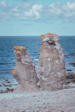 İsveç 'teki Gotland Adası' ndaki bir deniz yığınının dikey çekimi.