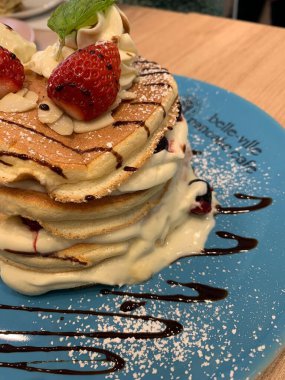 Sabah, akşam, öğle yemeğinden sonra, her zaman bir sürü aromalı, yumuşak bir krep yiyin..