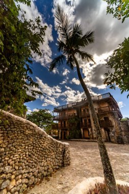 Gündüz vakti Dominik Cumhuriyeti, Altos de Chavon sokaklarından dikey bir çekim.