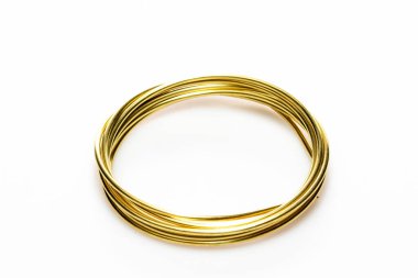 Mücevherler için altın kablo beyaz arkaplanda izole