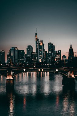 Frankfurt 'un ana nehir ve ticaret bankası üzerindeki Ignatz-Bubis köprüsü ile güzel bir görüntüsü.
