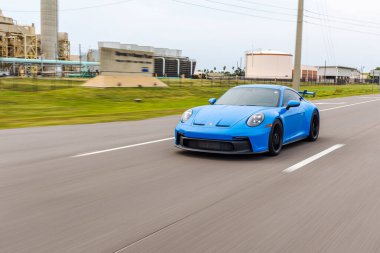 Modern mavi bir Porsche 911 GT3 spor arabası