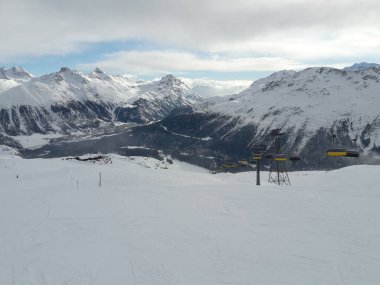 Kışın St. Moritz 'de kayak yapmak.