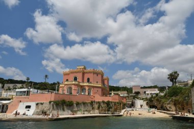 Lecce vilayetindeki bir sahil köyü olan Tricase 'in panoramik manzarası.