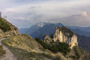 Kuzey İtalya 'da bulutlu bir günde dağlardaki yeşil ağaçların güzel manzarası